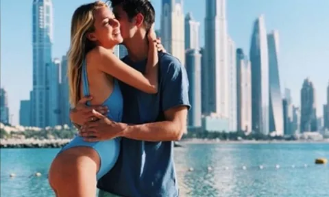 Vợ mang song thai, Morata tới Dubai ăn mừng