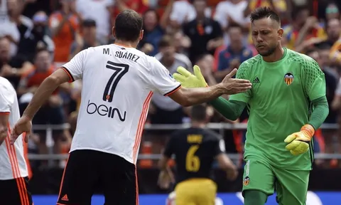 'Vua bắt penalty' Diego Alves lại gây choáng