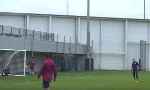 Vừa gặp mặt, De Bruyne đã tranh thủ 'khoe tài' trước Laporte