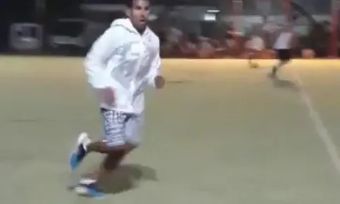 Vừa hồi hương, Carlos Tevez đã lao vào đá phủi