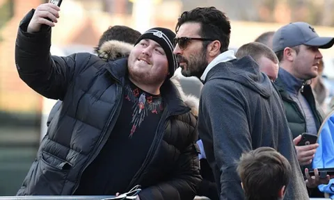 Vừa rời khách sạn, Buffon đã bị fan 'bắt cóc'