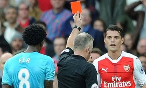 Vừa tạo bê bối thẻ đỏ, Xhaka lại chửi nhân viên sân bay