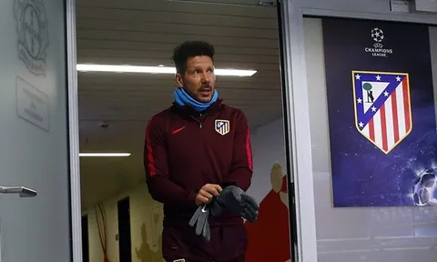 Chùm ảnh: Simeone xỏ giày vào sân tập, sẵn sàng chiến Leverkusen