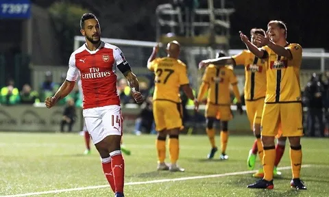 Walcott chạm kỉ lục, Arsenal nhẹ nhàng hạ Sutton