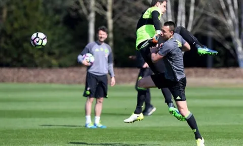 Begovic 'chặt chém' không tha một ai trên sân tập của Chelsea