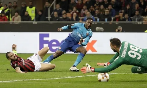 Welbeck khiến khán giả cười sặc với cú sút này trong trận gặp Milan