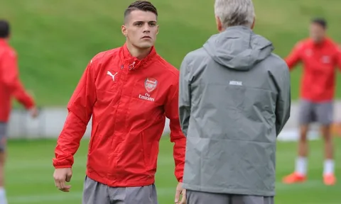 Wenger hẹn gặp riêng, răn đe Xhaka
