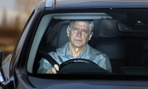 Wenger hồi hộp tới sân tập, chờ 'bom tấn' Aubameyang