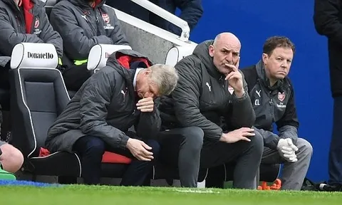 Wenger ôm mặt đau khổ trước lối đá vô hồn của Arsenal