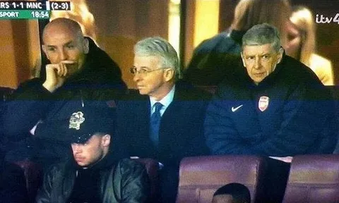 Wenger rời đi, thượng tầng Arsenal náo loạn