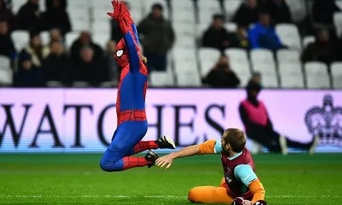 Fan cuồng hóa người nhện đại náo trận West Ham vs Man City