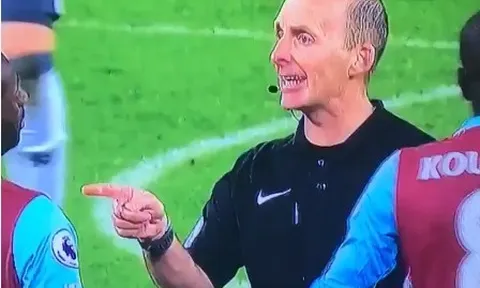 Mike Dean đe dọa cầu thủ West Ham sau khi giúp MU hưởng lợi