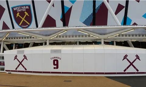 West Ham vinh danh 'siêu phẩm' Andy Carroll ngay bên ngoài SVĐ