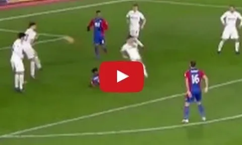 Wilfried Zaha có siêu phẩm vào lưới Swansea