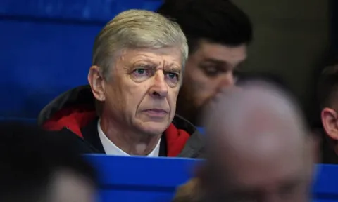 Wilshere chấn thương, Wenger nhấp nhỏm lo lắng trên khán đài