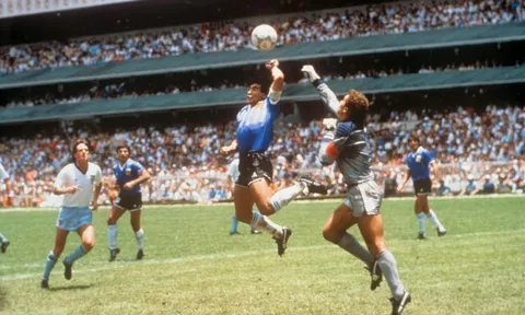 Maradona phiên bản bụng bia tái hiện 'bàn tay của Chúa’
