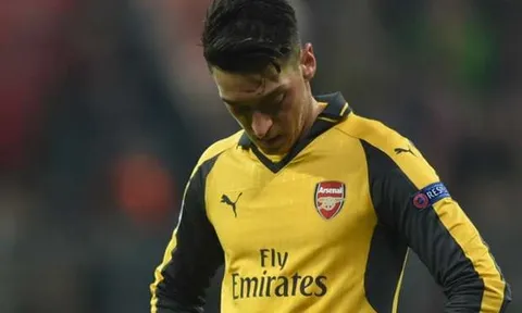 XÁC NHẬN: Oezil tiếp tục bị loại khỏi đội hình Arsenal