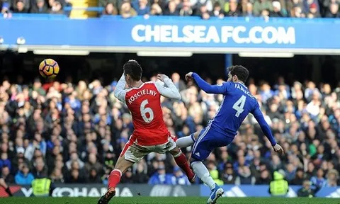 Xem thủ môn Cech “kiến tạo” cho Fabregas ghi bàn