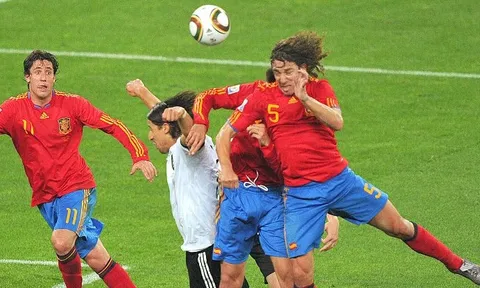Xem lại cú đánh đầu dũng mãnh của Carles Puyol