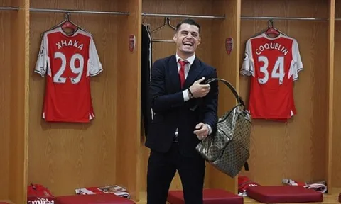 Xhaka tinh nghịch trong phòng thay đồ trước giờ G