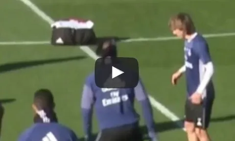 Xử lý bóng hỏng, Luka Modric bị đồng đội trêu chọc