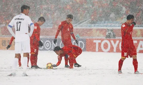 XÚC ĐỘNG U23 Việt Nam: Đồng đội cào tuyết giúp Quang Hải lập siêu phẩm