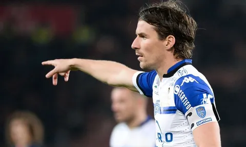 Rời sân thay người, sao Ligue 1 ăn ngay thẻ đỏ