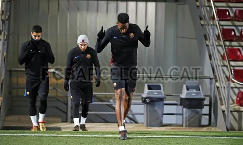 Yerry Mina khiến Messi, Suarez choáng váng trong buổi tập đầu ở Barca