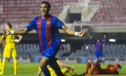 Sao trẻ Barcelona tái hiện siêu phẩm của Messi