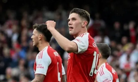 Arsenal nới rộng cách biệt, Redknapp chọn Pháo thủ vô địch