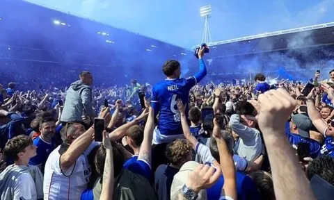 Biển người tràn xuống sân ăn mừng Ipswich Town thăng hạng