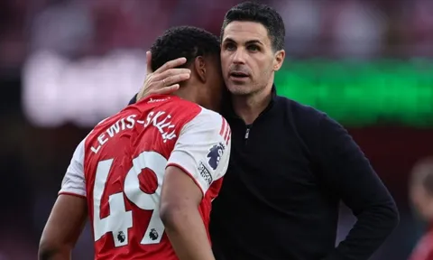 Chơi đúng sở trường, Lewis-Skelly làm chủ tuyến giữa Arsenal