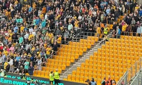 Wolves sơ tán CĐV vì mảnh vỡ rơi ở Molineux