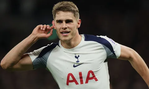 MU săn Van de Ven giá rẻ khi Spurs đua trụ hạng