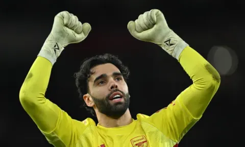 Van der Sar gây sốc khi chọn Onana, gạch tên David Raya