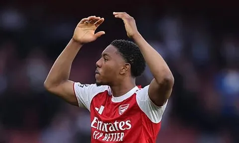 Sao trẻ Arsenal xúc động khi được fan Emirates hô vang tên