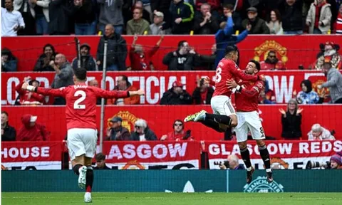 Neville kinh ngạc khi MU dẫn Liverpool 2-0 sau 14 phút