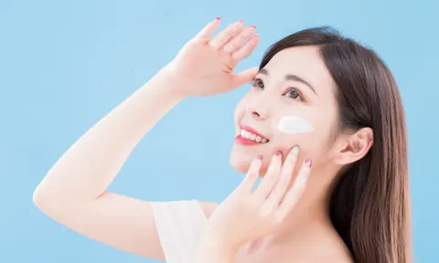 Chiêu nhỏ khi bôi kem chống nắng giúp hạn chế nám, tàn nhang mà nhiều người bỏ qua