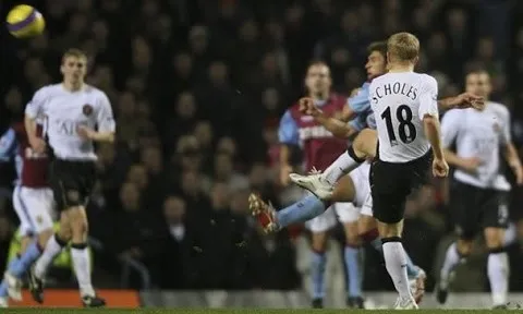 10 năm trước, Paul Scholes tung cú ra chân tuyệt hảo