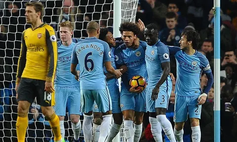 2 bàn thắng của Man City đều việt vị, trọng tài cướp điểm của Arsenal