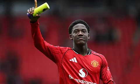 Kobbie Mainoo vỡ òa cảm xúc sau khi kết liễu Liverpool
