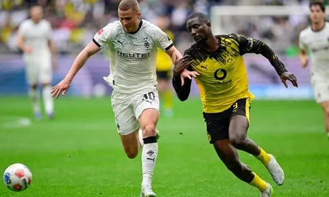 Hạ Dortmund ở phút 90, Gladbach chính thức trụ hạng