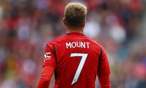 Neville ủng hộ Man Utd đẩy đi Mason Mount