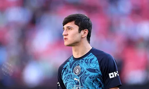 Chelsea lên kế hoạch mua trung vệ Khusanov của Man City