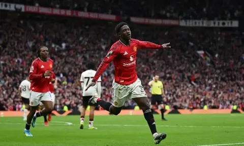 Hạ Liverpool, Mainoo được CĐV MU tặng bài hát riêng