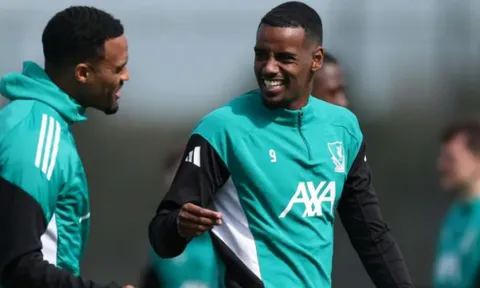 Arne Slot báo tin vui về Alexander Isak sau trận thua MU