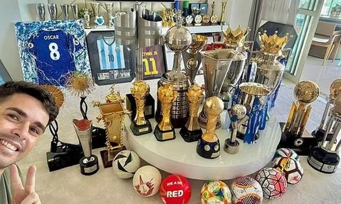 Cựu sao Chelsea gây sốt với bộ sưu tập cúp sau giải nghệ
