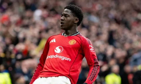 Kobbie Mainoo là chứng nhân lịch sử tại Old Trafford