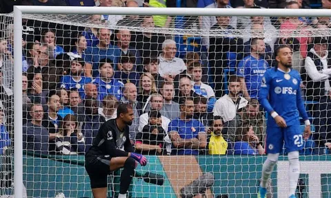 Carragher chê hàng thủ Chelsea lười biếng và vô kỷ luật