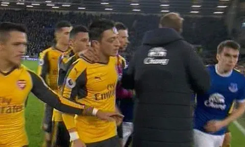 Cầu thủ suýt đánh nhau trận Arsenal thua Everton
